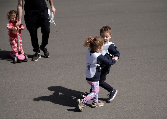 Cientos de chicos y chicas coparon el parque Alem en un minimaratón de jardines