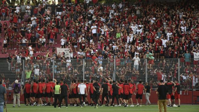 Banderazo en Newells: un ritual para aflojar las tensiones y cantar por una victoria en el clásico