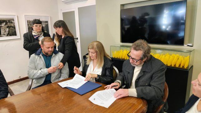 La intedenta de Paraná Rosario Romero en la firma del convenio en Estudiantes.