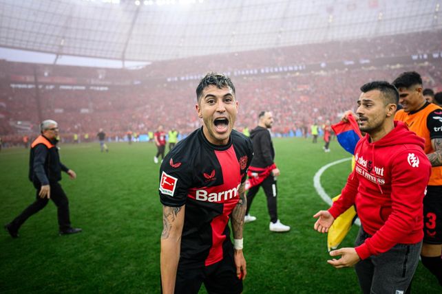 El tucumano Palacios festejó el título del Bayer tras la goleada 5-0 al Werder Bremen.