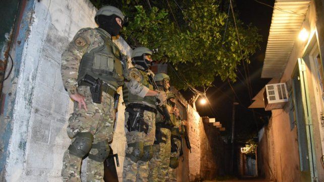 Este martes por la madrugada se realizaron en Rosario una treintena de allanamientos en el marco de los cuatro homicidios que sacudieron a la ciudad