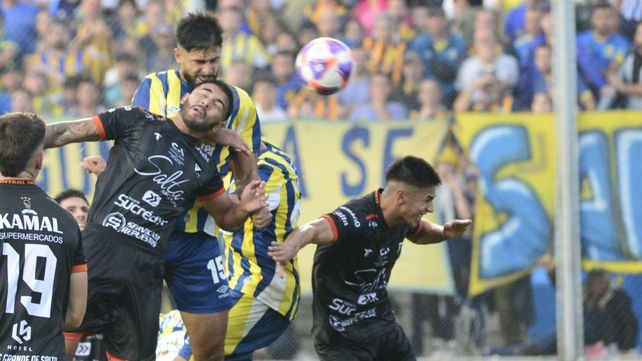 El gol de la tranquilidad. Mallo salta más alto que todos y estampa un soberbio cabezazo para el tercero de Central ante Central Norte. Buen debut en Copa Argentina.