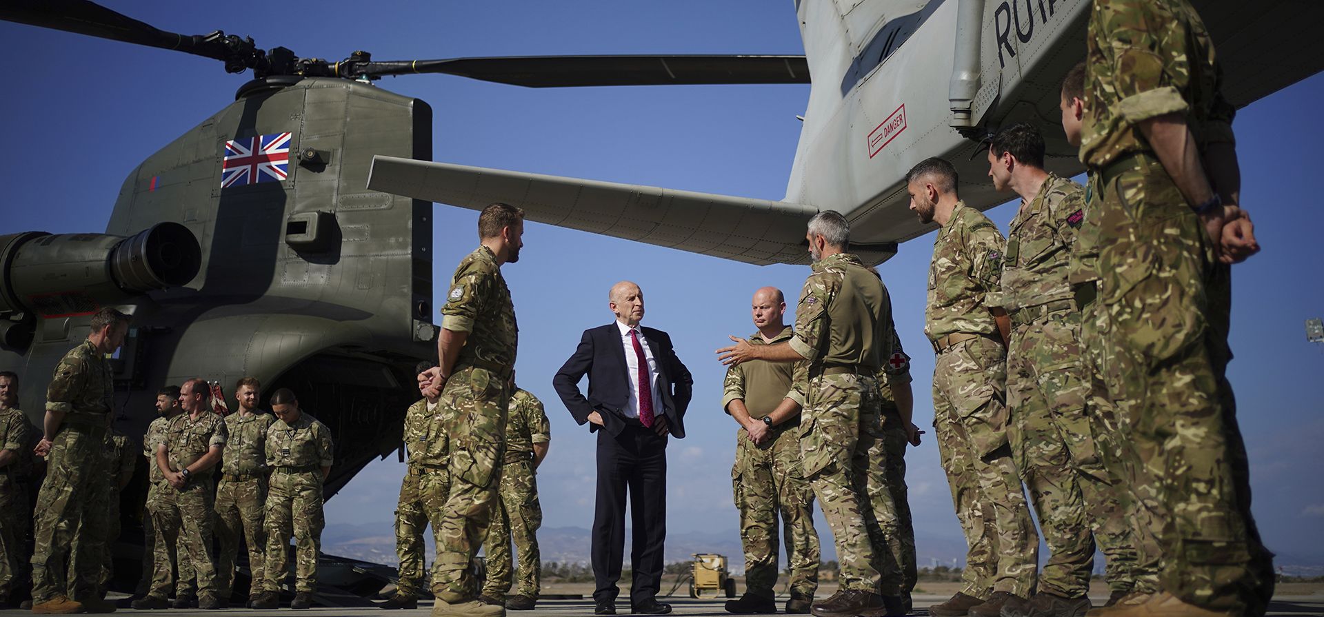 El secretario de Defensa británico, John Healey, visita la base aérea de la RAF Akrotiri durante una visita a Chipre para reunirse con las tropas el miércoles 2 de octubre de 2024. (Yui Mok/Pool vía AP) El secretario de Defensa británico, John Healey, visita la base aérea de la RAF Akrotiri durante una visita a Chipre para reunirse con las tropas el miércoles 2 de octubre de 2024. (Yui Mok/Pool vía AP)