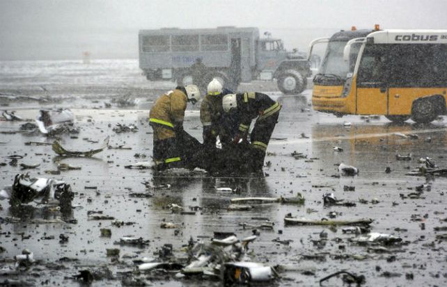 Bomberos trabajan en el la remoción de los cuerpos de las víctimas sobre la pista del aeropuerto de Rostov del Don. (Foto: AFP)