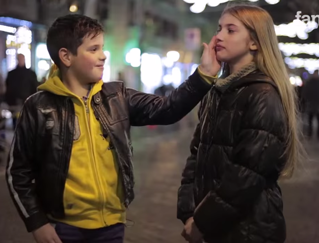 En el video se realiza una prueba para comprobar la reacción de los chicos ante el pedido de pegar una bofetada a una chica.