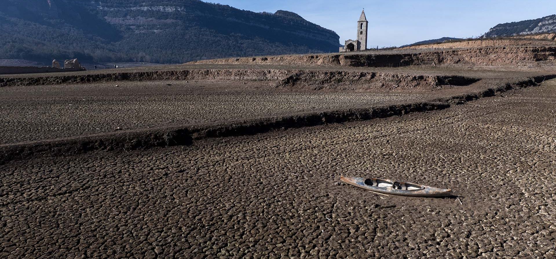 Una canoa abandonada yace en el suelo agrietado en el embalse de Sau, que está a solo el 5% de su capacidad en medio de una sequía histórica, Vilanova de Sau, España. Fotografía: Emilio Morenatti/AP Una canoa abandonada yace en el suelo agrietado en el embalse de Sau, que está a solo el 5% de su capacidad en medio de una sequía histórica, Vilanova de Sau, España. Fotografía: Emilio Morenatti/AP