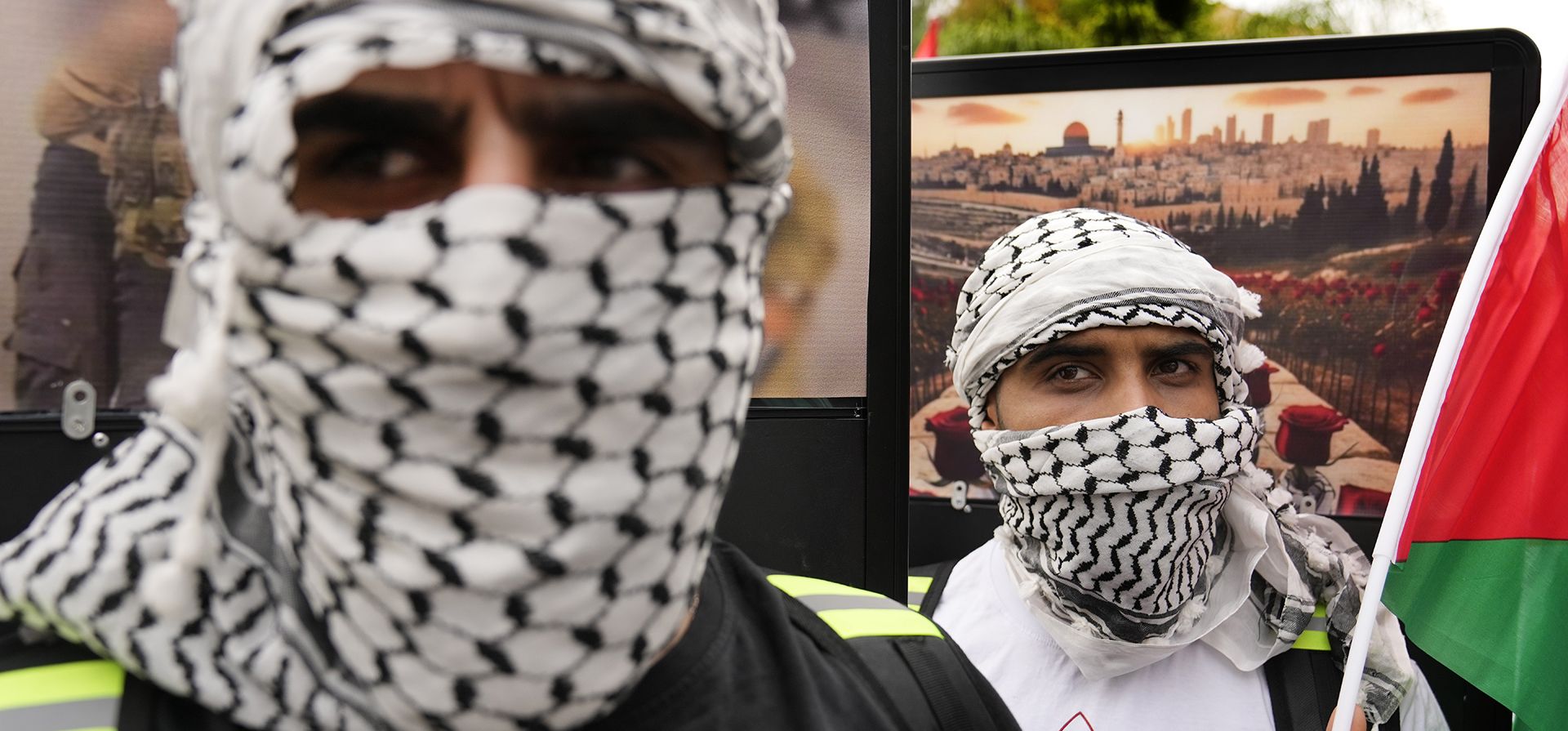 Manifestantes palestinos asisten a una protesta organizada por grupos libaneses y palestinos en solidaridad con el pueblo palestino en Gaza, cerca de la embajada de Francia en Beirut, Líbano, el martes 31 de octubre de 2023. (Foto AP/Hussein Malla) Manifestantes palestinos asisten a una protesta organizada por grupos libaneses y palestinos en solidaridad con el pueblo palestino en Gaza, cerca de la embajada de Francia en Beirut, Líbano, el martes 31 de octubre de 2023. (Foto AP/Hussein Malla)