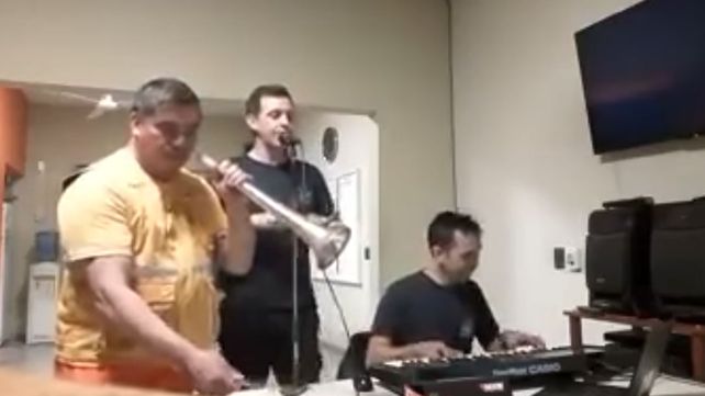 Bomberos cordobeses se grabaron cantando un éxito de Los Palmeras y se volvieron virales