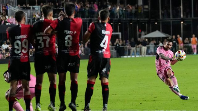 El tiro libre de Messi se irá muy cerca del palo derecho de Hoyos. Jugó una hora.