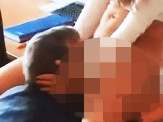 Estudiantes filman al director del colegio haciéndole sexo oral a una maestra