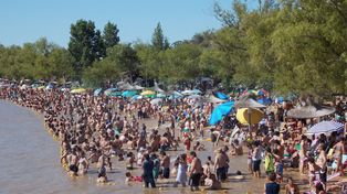 Nutrida agenda. Las ciudades programaron diferentes eventos para pasar el día en la costa del río y bailar o disfrutar de espectáculos musicales por la noche.