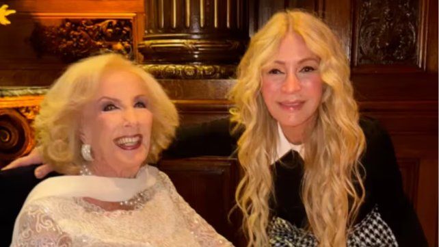 La conductora de las mesazas subió al escenario y fue parte del festejo por próximo estreno de spin off de Floricienta