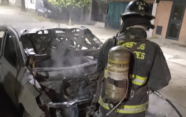 Auto incendiado en zona sur. Sucedió este miércoles a la madrugada. Se produjeron daños totales