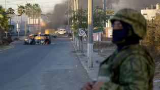 La batalla urbana del jueves dejó 29 muertos y decenas de autos y camiones destruidos por las llamas.&nbsp;