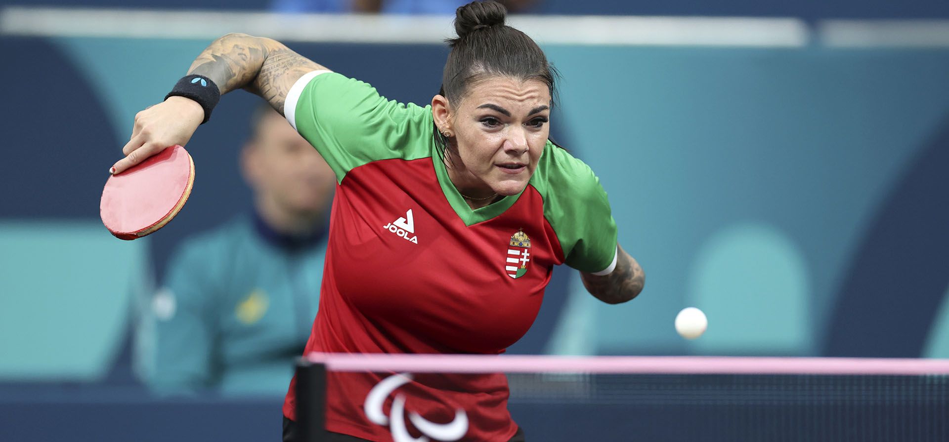 La húngara Alexa Szvitacs compite contra la brasileña Danielle Rauen durante el partido de cuartos de final de tenis de mesa individual femenino WS9, en el South Paris Arena 4, durante los Juegos Paralímpicos de 2024, el viernes 6 de septiembre de 2024, en París, Francia. (Foto AP/Aidan Conrad) La húngara Alexa Szvitacs compite contra la brasileña Danielle Rauen durante el partido de cuartos de final de tenis de mesa individual femenino WS9, en el South Paris Arena 4, durante los Juegos Paralímpicos de 2024, el viernes 6 de septiembre de 2024, en París, Francia. (Foto AP/Aidan Conrad)