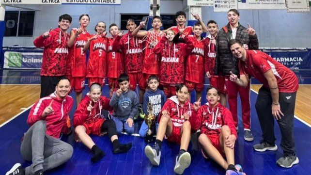Jugadores y cuerpo técnico del equipo de la APB con el trofeo.