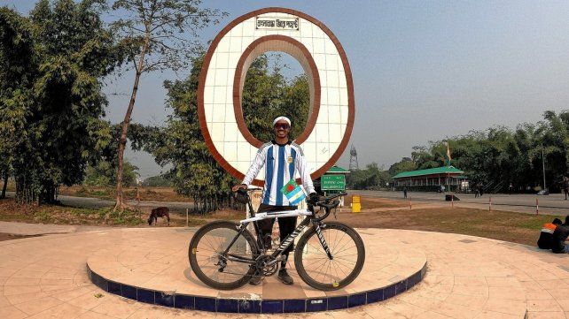 Un ciclista de Bangladesh recorrió 1.003 kilómetros en tributo a Messi
