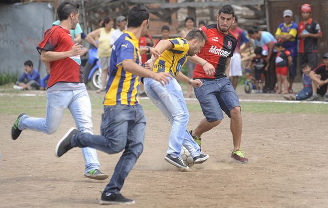 Canallas y leprosos marcaron cómo se debe vivir el partido de todos los rosarinos. Fue en barrio Triángulo