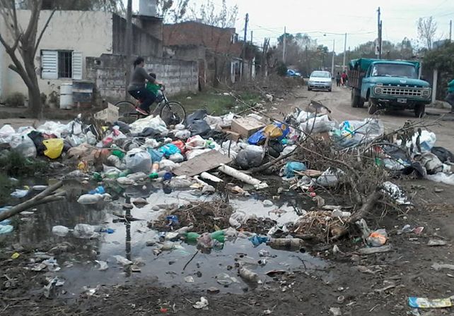 Para terminar con la basura en la calle, San Lorenzo colocará cestos