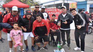 Todo el color y el calor de los hinchas de Colón en la previa del duelo ante el CADU