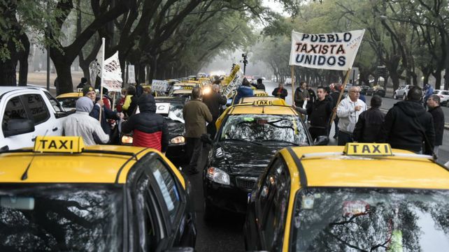 Los taxistas marcharon en caravana hacia el Monumento contra la llegada de Uber