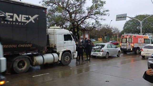 Choque de alcance entre un camión y un auto sobre avenida Alem