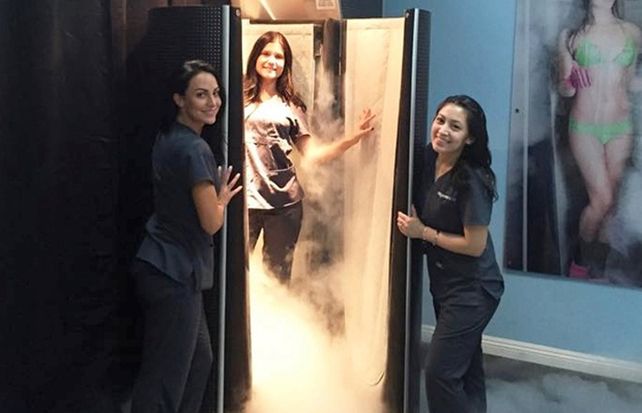 Chelsea Ake-Salvacion (derecha) durante una exhibición de la cámara de crioterapia.