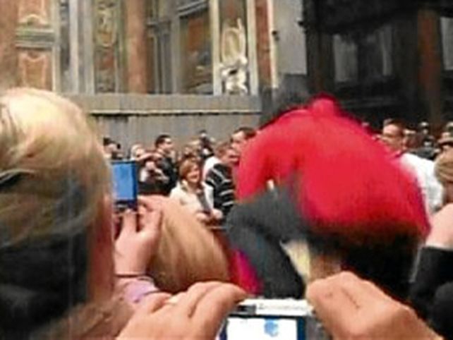 El video del empuj&oacute;n al Papa da la vuelta al mundo a trav&eacute;s de internet