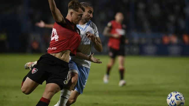 A Silvetti lo agarran de la camiseta para frenarlo. El delantero de Newells
