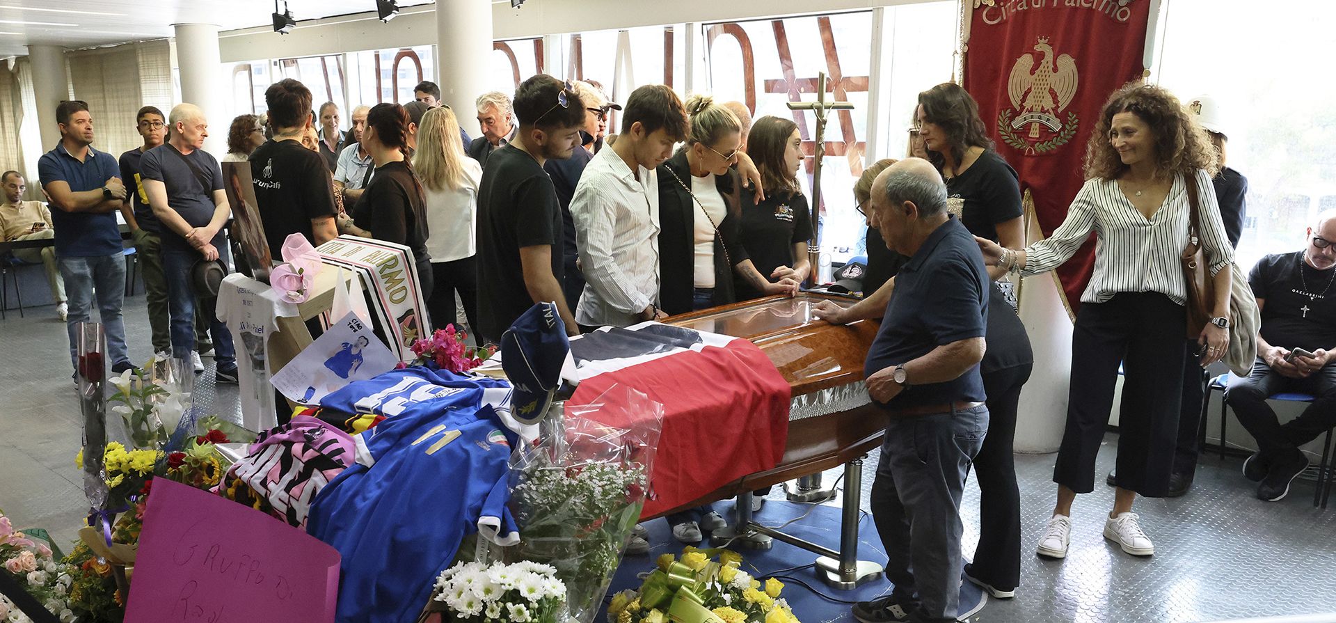 Familiares y amigos rinden homenaje al fallecido futbolista italiano Toto Schillaci, en el estadio Renzo Barbera en Palermo, Italia, el jueves 19 de septiembre de 2024. (Alberto Lo Bianco/LaPresse vía AP) Familiares y amigos rinden homenaje al fallecido futbolista italiano Toto Schillaci, en el estadio Renzo Barbera en Palermo, Italia, el jueves 19 de septiembre de 2024. (Alberto Lo Bianco/LaPresse vía AP)