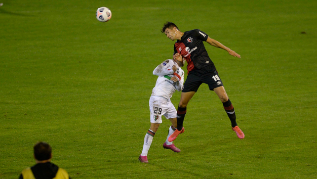 Mansilla rechaza de cabeza en el encuentro ante Palestino. Fue su segundo partido.