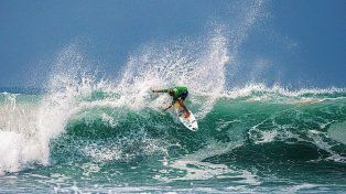 Thiago Passeri brillando en una ola del Mundial Junior de surf en El Salvador.