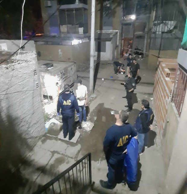 El personal policial trabaja en el lugar donde fu ultimado Jonathan Suárez