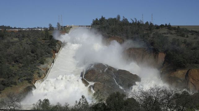 Casi 200.000 evacuados por daños en una presa en California