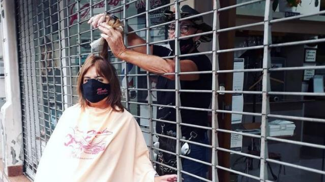 La imagen que se viralizó en redes sociales. Emilio simula dar un servicio que entrega en la puerta