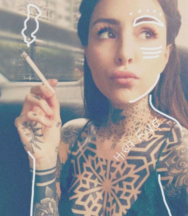 Candelaria Tinelli se tatuó un emoji de Whatsapp en el pecho