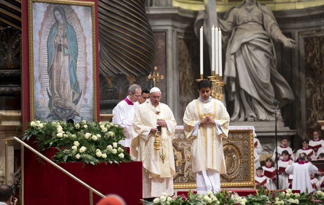 Festividad. Francisco en la ceremonia en la que actuaron músicos argentinos.