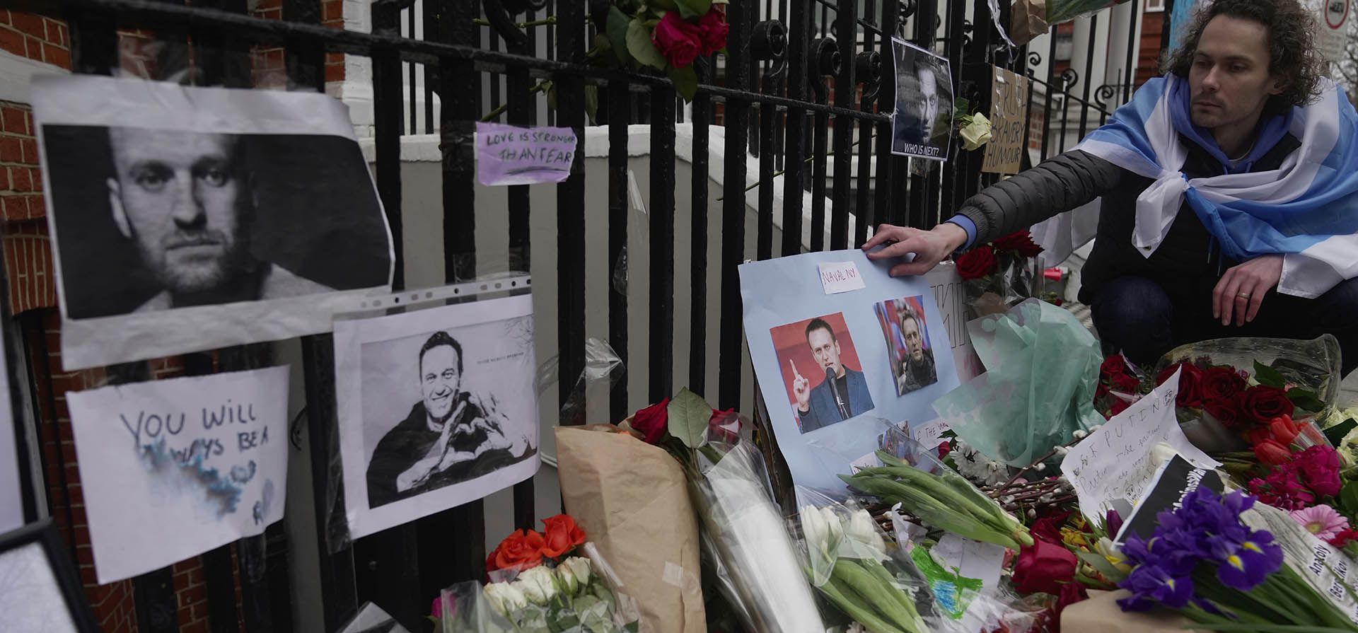 Ciudadanos dejan flores y retratos frente a la embajada rusa para conmemorar la muerte de Alexei Navalny en Londres, el lunes 19 de febrero de 2024. Navalny, quien hizo una cruzada contra la corrupción rusa y organizó protestas masivas contra el Kremlin como el enemigo más feroz del presidente Vladimir Putin, murió el viernes en la colonia penitenciaria del Ártico, donde cumplía una condena de 19 años, dijo la agencia penitenciaria rusa. Tenía 47 años. (Foto AP/Kin Cheung) Ciudadanos dejan flores y retratos frente a la embajada rusa para conmemorar la muerte de Alexei Navalny en Londres, el lunes 19 de febrero de 2024. Navalny, quien hizo una cruzada contra la corrupción rusa y organizó protestas masivas contra el Kremlin como el enemigo más feroz del presidente Vladimir Putin, murió el viernes en la colonia penitenciaria del Ártico, donde cumplía una condena de 19 años, dijo la agencia penitenciaria rusa. Tenía 47 años. (Foto AP/Kin Cheung)