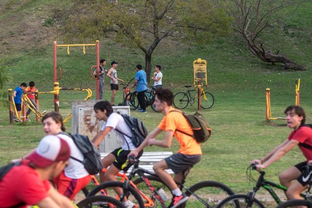 Adolescentes disfrutando las calles sin autos.&nbsp;