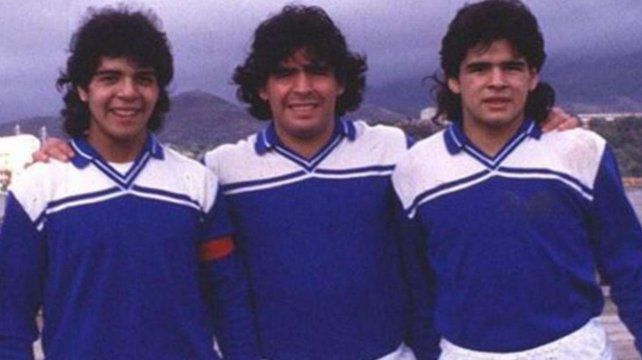 Diego Maradona con sus hermanos Lalo y Turco.