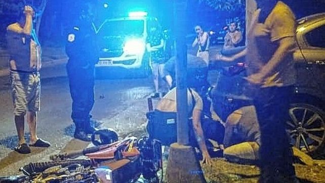 Violento choque: a motociclista podrían amputarle la pierna