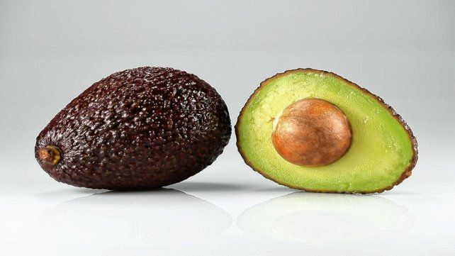 Varios trucos para que la palta no se oxide cuando está abierta