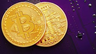 ¿Qué diferencia a una tarjeta bitcoin de una tarjeta de débito tradicional?