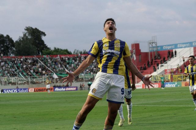 Alejo Veliz se llena la boca de gol luego de convertir el segundo tanto de Central en la victoria contra Sportivo Belgrano.