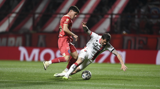 Juan Ignacio Ramírez buscó el penal al inicio del partido, pero no se lo dieron. La única situación de peligro real del nueve de Newells, pero estaba en off side.