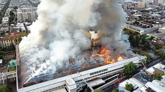 Chile: incendio obliga a evacuar uno de los hospitales más grandes de Santiago