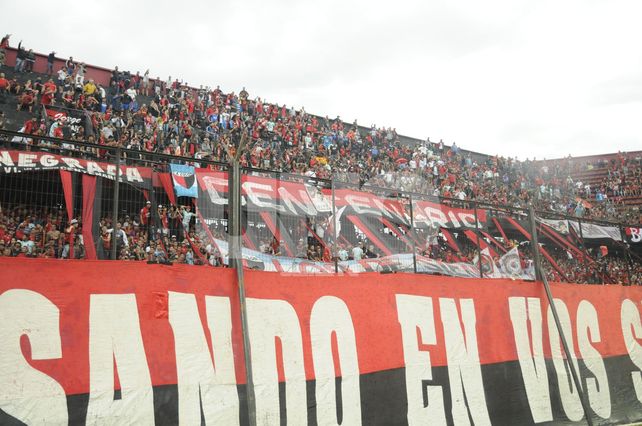 Así explotaron de furia los hinchas de Colón contra la barra