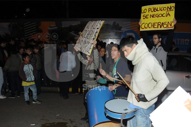 Protesta con batucada en el callejero