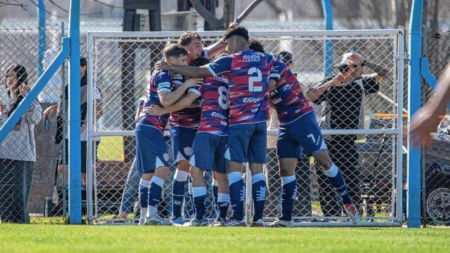 La reserva de Unión aplastó a Racing de visitante y quedó a tiro de la cima