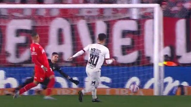 Ferreira ya ubicó la pelota lejos del alcance de Rey. Fue el 1 a 0 de Newells sobre Independiente.